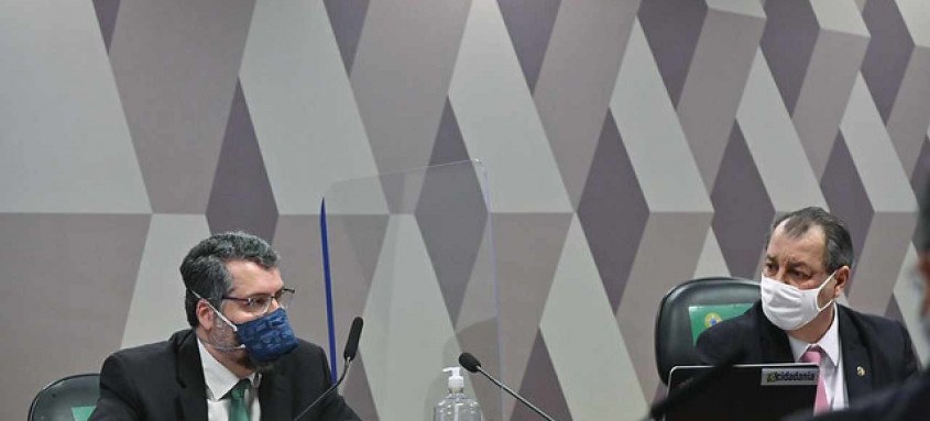 Ernesto Araújo e Omar Aziz na CPI: ex-chanceler negou que sua gestão tenha prejudicado compra de vacinas