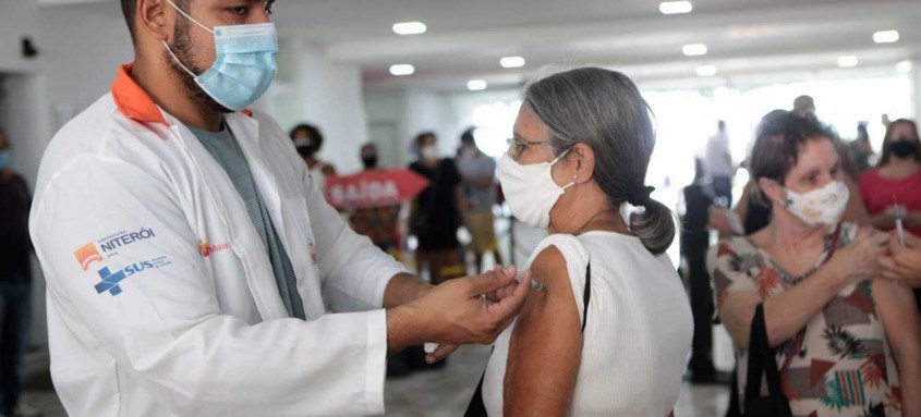 Vacinação contra covid em Niterói: no total, cidade aplicou, até a última segunda-feira (17), mais de 264 mil doses