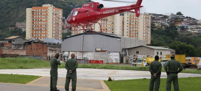 Distribuição acontece por meio de caminhões, vans e helicópteros, e os imunizantes serão distribuídos aos 92 municípios