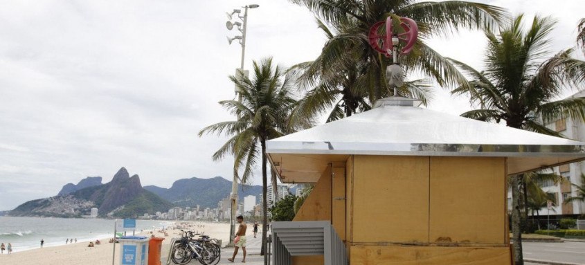 Quiosques das praias do Rio estão fechados em cumprimento ao decreto municipal. As novas restrições impostas pelo prefeito do Rio, Eduardo Paes, para tentar combater o avanço da Covid-19, entraram em vigor nesta sexta-feira(5), e vão se estender até a próxima quinta-feira(11), em um período inicial de teste. - Foto: Tânia Rêgo Quiosques das praias do Rio estão fechados em cumprimento ao decreto municipal. As novas restrições impostas pelo prefeito do Rio, Eduardo Paes, para tentar combater o avanço da Covid-19, entraram em vigor nesta sexta-feira(5), e vão se estender até a próxima quinta-feira(11), em um período inicial de teste.