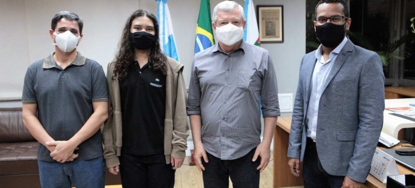 Mesmo durante a pandemia, aluno manteve ritmo de estudo reforçado e se destacou entre estudantes de mais de 80 países
- Foto: Berg Silva/Prefeitura de Niterói Mesmo durante a pandemia, aluno manteve ritmo de estudo reforçado e se destacou entre estudantes de mais de 80 países