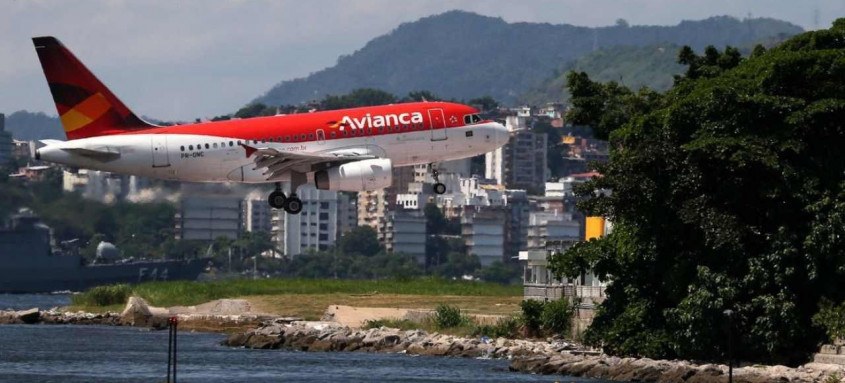 Um avião da Avianca sobrevoa a Baía de Guanabara enquanto se prepara para aterrissar no aeroporto Santos Dumont, no Rio de Janeiro