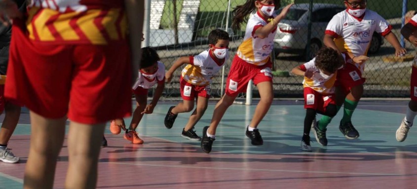 Projeto oferece a crianças de 6 a 12 anos atividades esportivas através de cinco modalidades adaptadas - Foto: Renan Otto/Prefeitura de SG Projeto oferece a crianças de 6 a 12 anos atividades esportivas através de cinco modalidades adaptadas