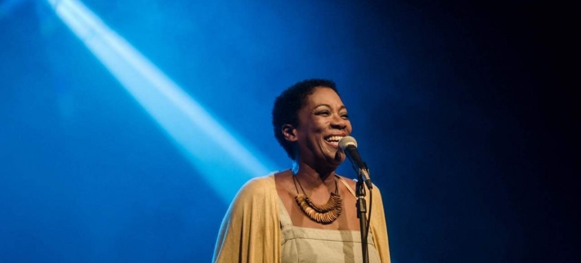 Cantora volta ao Teatro Rival Refit, neste sábado, com sucessos