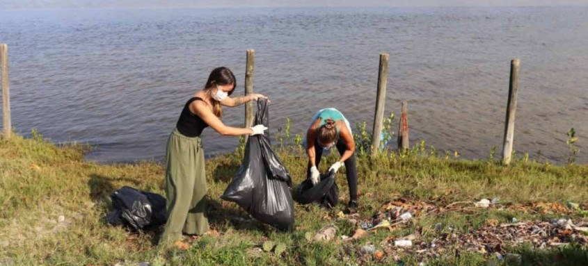 Além da limpeza, os voluntários também fizeram o manejo de espécies exóticas na região do entorno da lagoa