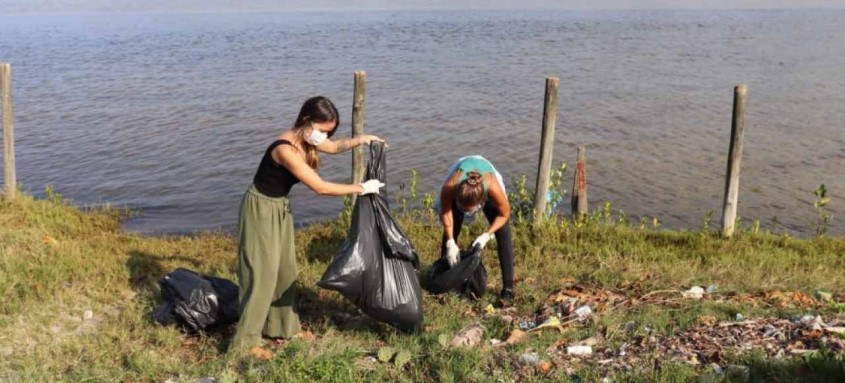 Além da limpeza, os voluntários também fizeram o manejo de espécies exóticas na região do entorno da lagoa - Foto: Divulgação Além da limpeza, os voluntários também fizeram o manejo de espécies exóticas na região do entorno da lagoa