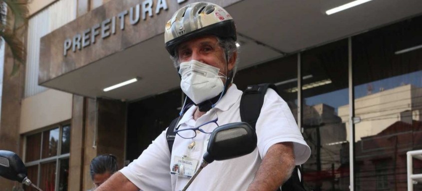Morador do Ingá, o servidor municipal Miguel Chaves, 72, utiliza a bicicleta para lazer e também para o trabalho. - Foto: Divulgação/ Prefeitura de Niterói Morador do Ingá, o servidor municipal Miguel Chaves, 72, utiliza a bicicleta para lazer e também para o trabalho.