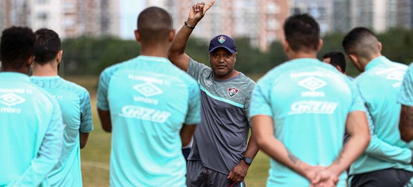 Roger Machado conversou bastante com o elenco do Fluminense no último treino antes da decisão de hoje na Argentina