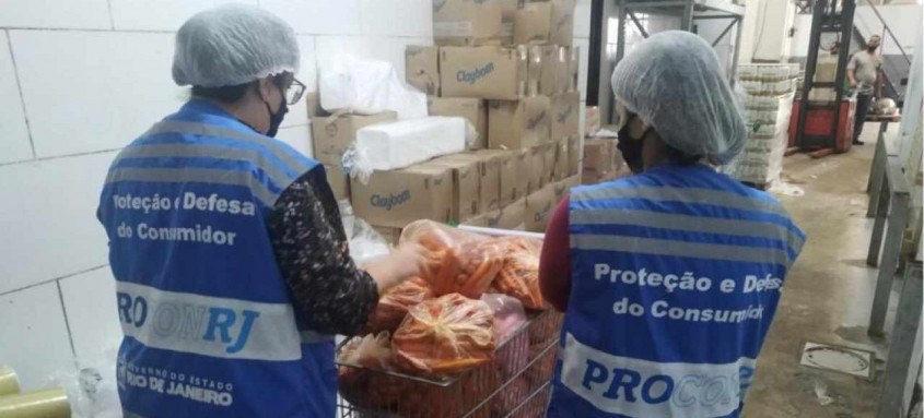 Produtos sem data de manipulação e validade, alimentos expostos na área de venda sem proteção foram encontrados no Supermarket de São Gonçalo