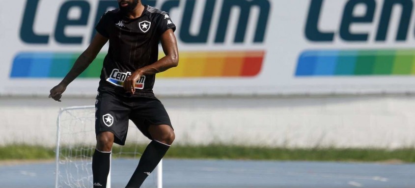 Jogador, criado no bairro Ponta D'Areia, assinou contrato de empréstimo até o fim da temporada - Foto: Vitor Silva / Botafogo Jogador, criado no bairro Ponta D'Areia, assinou contrato de empréstimo até o fim da temporada