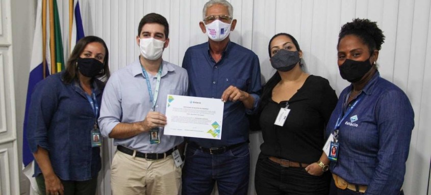 Prefeito Capitão Nelson com representante da Universidade Estácio de Sá durante a assinatura do convênio - Foto: Lucas Alvarenga/Prefeitura de São Gonçalo Prefeito Capitão Nelson com representante da Universidade Estácio de Sá durante a assinatura do convênio
