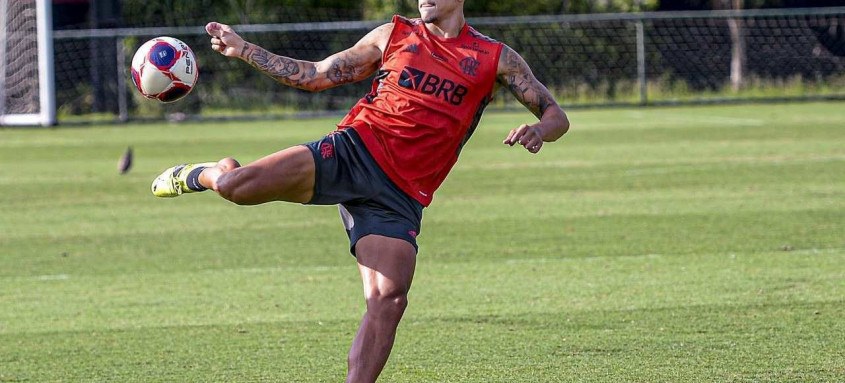 Pedro deve formar o ataque rubro-negro ao lado de Gabigol no duelo desta noite pela Taça Libertadores da América - Foto: Marcelo Cortes / Flamengo Pedro deve formar o ataque rubro-negro ao lado de Gabigol no duelo desta noite pela Taça Libertadores da América