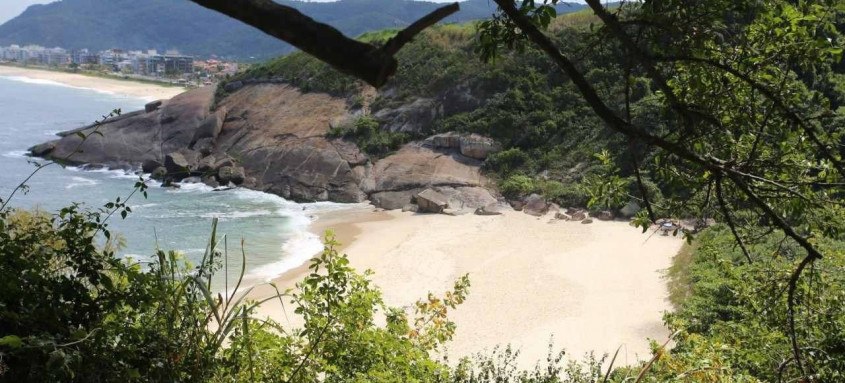 Acessível através de uma trilha, a Praia do Sossego é considerada uma das mais belas da Região Oceânica