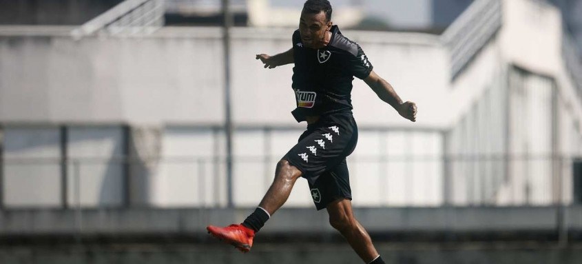 Zagueiro Gilvan destacou as dificuldades que o Botafogo terá hoje em Goiânia, na estreia da Série B contra o Vila Nova - Foto: Vitor Silva / Botafogo Zagueiro Gilvan destacou as dificuldades que o Botafogo terá hoje em Goiânia, na estreia da Série B contra o Vila Nova