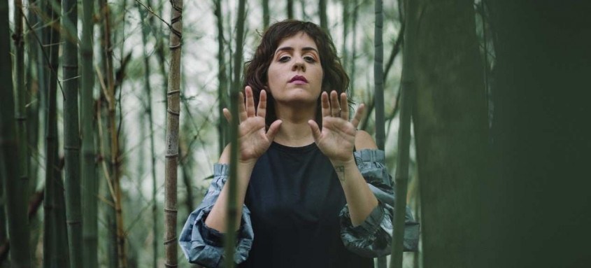 A cantora e compositora Julia Branco se apresenta, nesta sexta, às 21h30 