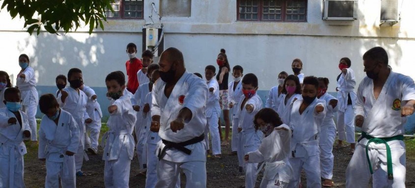 Hoje 50 crianças e adolescentes participam do projeto aprendendo a arte marcial