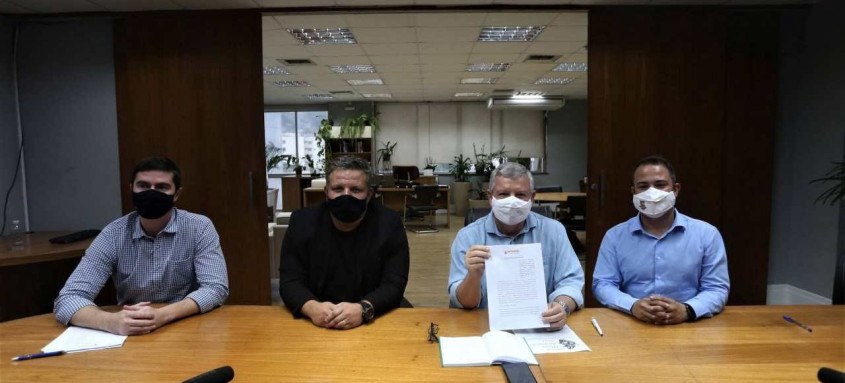 Axel Grael assinou o protocolo de intenções para a expansão do projeto Ligado na Rede durante transmissão nas redes sociais
- Foto: Douglas Macedo / Prefeitura de Niterói Axel Grael assinou o protocolo de intenções para a expansão do projeto Ligado na Rede durante transmissão nas redes sociais