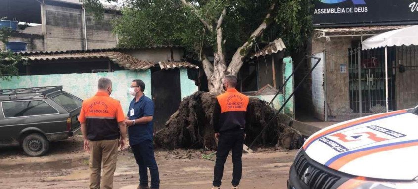 Equipes da prefeitura estiveram nas ruas providenciando a retirada de lixos e galhos de árvores que obstruíam a passagem