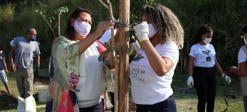 A secretária de Conservação e Serviços Públicos, Dayse Monassa, participa do plantio no Parque Esportivo do Caramujo