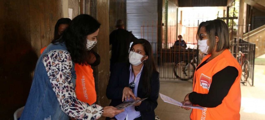Secretaria Municipal de Acessibilidade de Niterói está treinando os profissionais de saúde que trabalham nos postos de vacinação contra a Covid-19 para uma melhor comunicação com pessoas surdas, com dificuldades de expressão oral ou analfabetas. - Foto: Douglas Macedo / Prefeitura de Niterói Secretaria Municipal de Acessibilidade de Niterói está treinando os profissionais de saúde que trabalham nos postos de vacinação contra a Covid-19 para uma melhor comunicação com pessoas surdas, com dificuldades de expressão oral ou analfabetas.