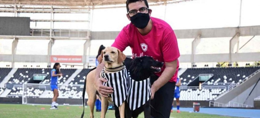 Os animais entraram em campo acompanhados das jogadoras de futebol feminino na partida entre Botafogo e São José - Foto: Demostenes Ramos Os animais entraram em campo acompanhados das jogadoras de futebol feminino na partida entre Botafogo e São José