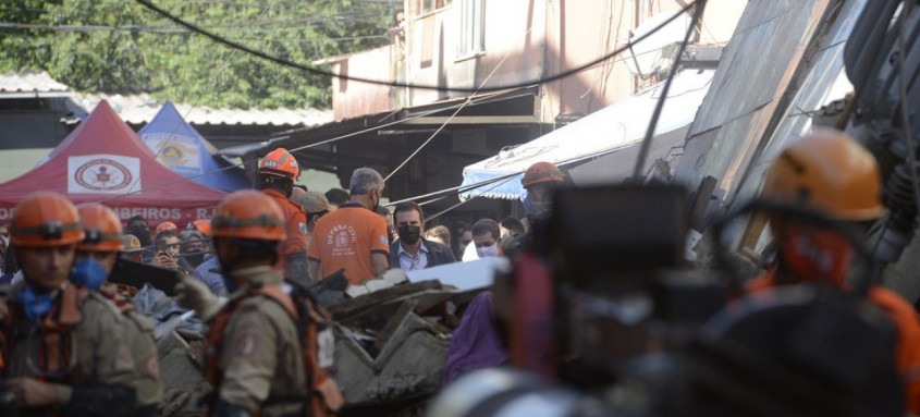 Técnicos estão no local fazendo vistoria e ajudando moradores
