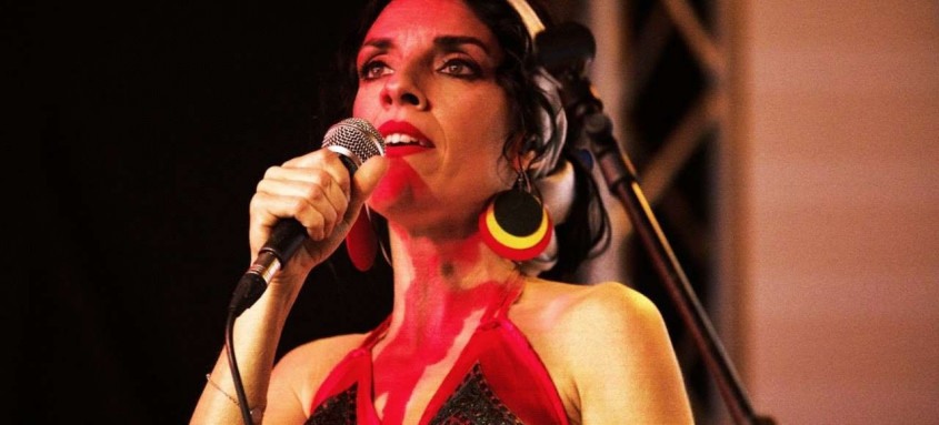 Em show inédito, gravado em um pequeno teatro nos arredores de Roma, a cantora italiana Carla Cocco encerra a nona edição do Em show inédito, gravado em um pequeno teatro nos arredores de Roma, a cantora italiana Carla Cocco encerra a nona edição do