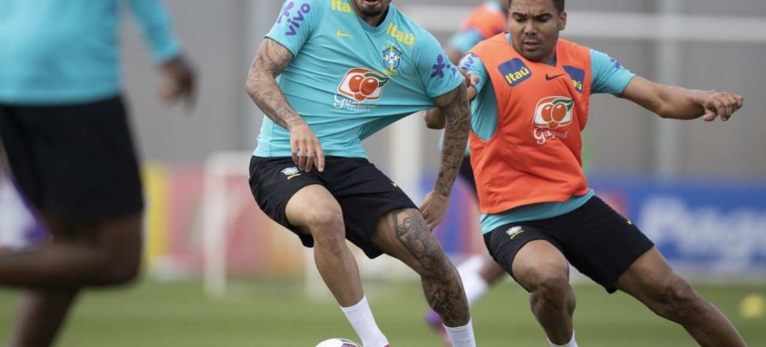 Gabriel Jesus (à esq.) sofre com a marcação de Casemiro no treino de ontem. Atacante volta hoje ao time titular