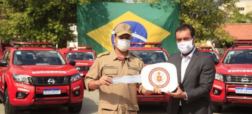 O secretário de Defesa Civil Leandro Monteiro e o governador Claudio Castro na entrega simbólica das chaves dos carros - Foto: Luiz Alvarenga/Palácio Guanabara O secretário de Defesa Civil Leandro Monteiro e o governador Claudio Castro na entrega simbólica das chaves dos carros