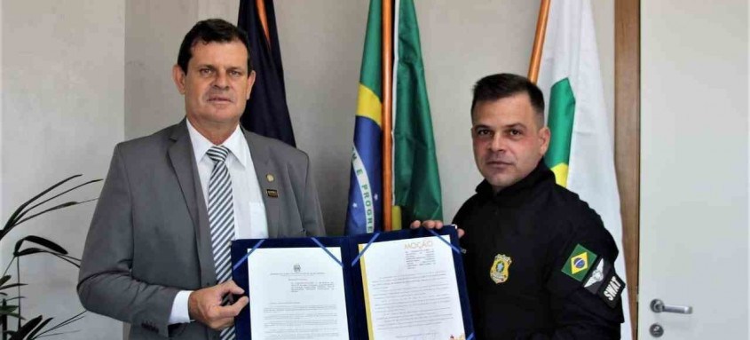 Deputado estadual Coronel Salema e o diretor da Polícia Rodoviária Federal (PRF), inspetor Silvinei Vasques
- Foto: Divulgação Deputado estadual Coronel Salema e o diretor da Polícia Rodoviária Federal (PRF), inspetor Silvinei Vasques