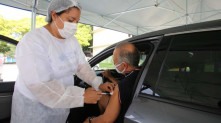 De acordo com a Prefeitura de Niterói, mais de 336,2 mil pessoas na cidade receberam pelo menos uma dose da vacina contra a covid-19 Luciana Carneiro / Prefeitura de Niterói