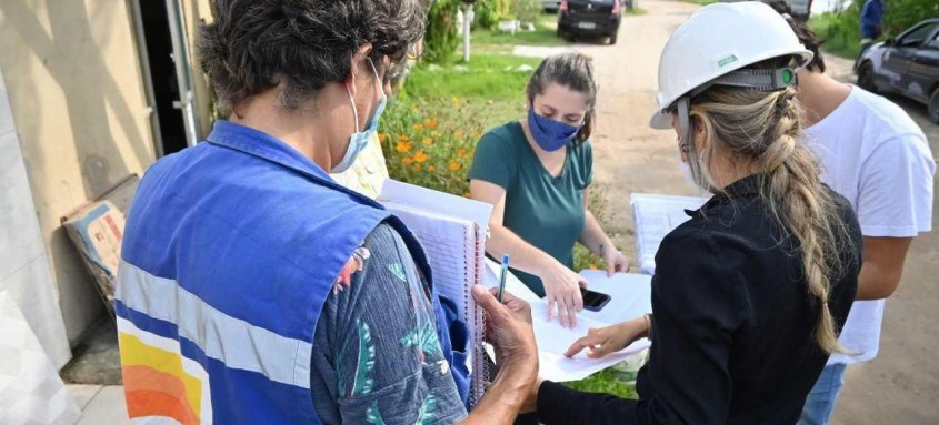 Ação é realizada diariamente, de porta em porta, esclarecendo dúvidas sobre as etapas das obras