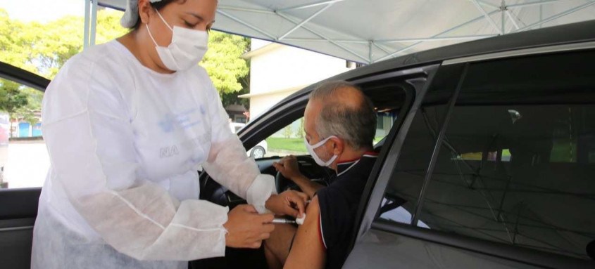 De acordo com a Prefeitura de Niterói, mais de 336,2 mil pessoas na cidade receberam pelo menos uma dose da vacina contra a covid-19