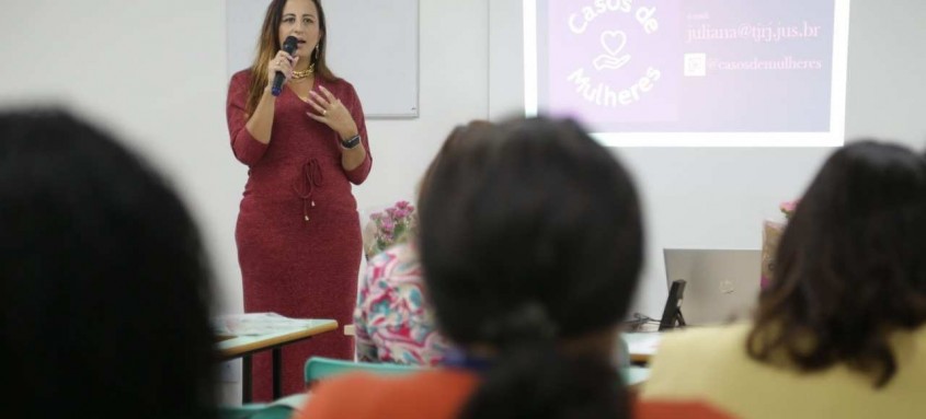 Palestra orienta trabalhadoras da rede de proteção à mulher
