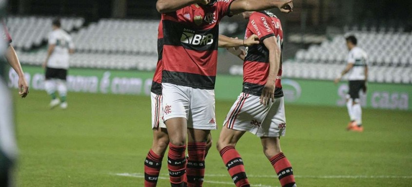 Rodrigo Muniz, substituto dos artilheiros Gabigol e Pedro, comemora o gol do triunfo rubro-negro ontem no Couto Pereira - Foto: Alexandre Vidal / Flamengo Rodrigo Muniz, substituto dos artilheiros Gabigol e Pedro, comemora o gol do triunfo rubro-negro ontem no Couto Pereira