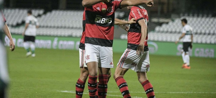 Rodrigo Muniz, substituto dos artilheiros Gabigol e Pedro, comemora o gol do triunfo rubro-negro ontem no Couto Pereira