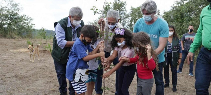 Prefeito Capitão Nelson participa de reflorestamento em área de proteção ambiental