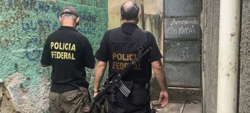 Ação cumpre mandado de busca expedido pela 4ª Vara Federal do Rio
- Foto: Polícia Federal/Divulgação Ação cumpre mandado de busca expedido pela 4ª Vara Federal do Rio