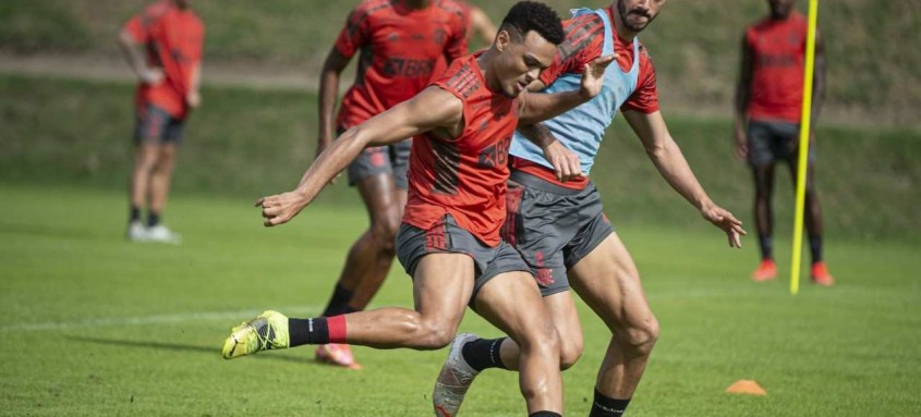 Rodrigo Muniz tenta escapar da marcação de Gustavo Henrique no treino. Jogador será mais uma vez titular no ataque - Foto: Alexandre Vidal / Flamengo Rodrigo Muniz tenta escapar da marcação de Gustavo Henrique no treino. Jogador será mais uma vez titular no ataque