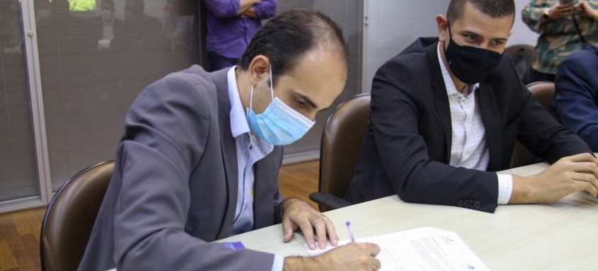 Secretários Marcio Picanço e Douglas Ruas na assinatura do convênio