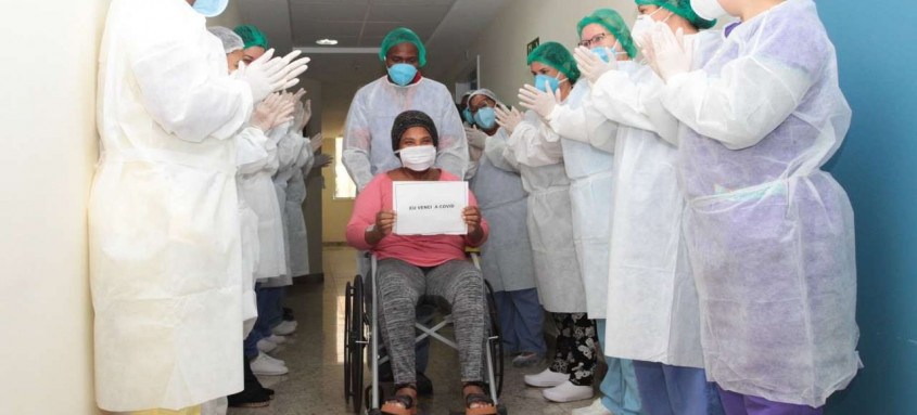 Paciente número 2000 a ter alta, Maria José Camilo de Paula, de 53 anos, deixou o hospital após quase um mês lutando - Foto: Pedro Conforte / Prefeitura de Niterói Paciente número 2000 a ter alta, Maria José Camilo de Paula, de 53 anos, deixou o hospital após quase um mês lutando