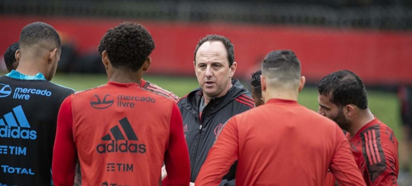 Recuperado da covid-19, Rogério Ceni volta hoje ao banco do Flamengo