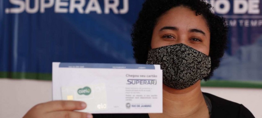 Keith Scarlate Ferreira, de 23 anos, recebeu seu cartão SuperaRJ ontem, na quadra da escola de samba Estácio de Sá. Ela teve renda reduzida com a pandemia