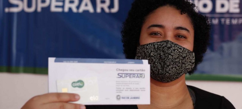 Keith Scarlate Ferreira, de 23 anos, recebeu seu cartão SuperaRJ ontem, na quadra da escola de samba Estácio de Sá. Ela teve renda reduzida com a pandemia - Foto: Luis Alvarenga/Palácio Guanabara Keith Scarlate Ferreira, de 23 anos, recebeu seu cartão SuperaRJ ontem, na quadra da escola de samba Estácio de Sá. Ela teve renda reduzida com a pandemia