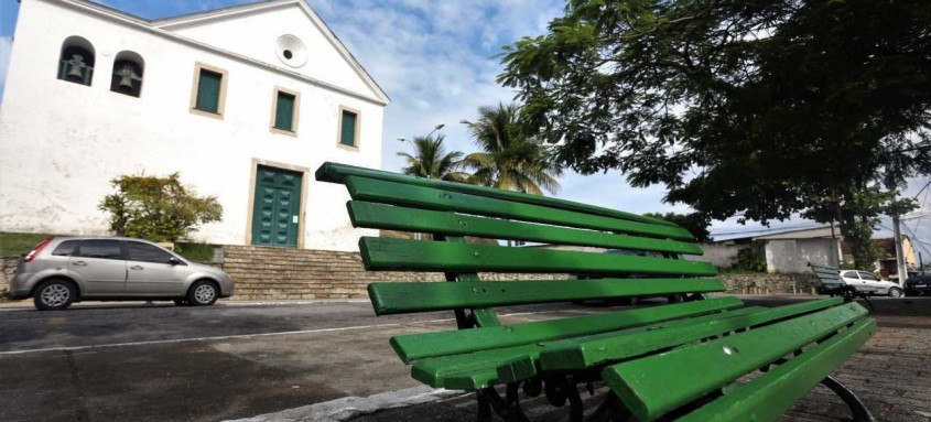 A praça em frente à histórica Igreja de São Lourenço dos Índios, na região central da cidade, um dos marcos da fundação do município, teve os bancos e meio fios recuperados e com nova pintura