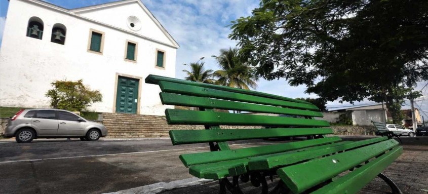A praça em frente à histórica Igreja de São Lourenço dos Índios, na região central da cidade, um dos marcos da fundação do município, teve os bancos e meio fios recuperados e com nova pintura - Foto: Douglas Macedo/Prefeitura de Niterói A praça em frente à histórica Igreja de São Lourenço dos Índios, na região central da cidade, um dos marcos da fundação do município, teve os bancos e meio fios recuperados e com nova pintura