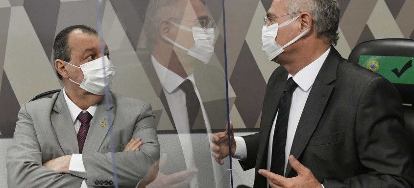 Os senadores Omar Aziz e Renan Calheiros, presidente e relator da Comissão da Pandemia, aguardam o depoimento - Foto: Jefferson Rudy/Agência Senado Os senadores Omar Aziz e Renan Calheiros, presidente e relator da Comissão da Pandemia, aguardam o depoimento