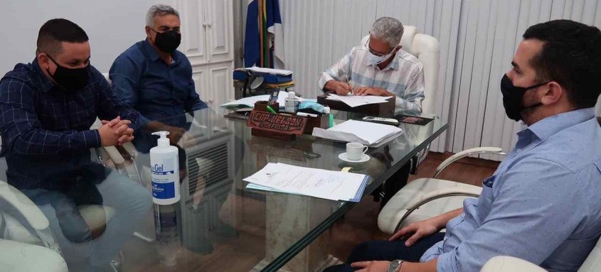 Prefeito Capitão Nelson decidiu antecipar primeira parcela do 13º salário - Foto: Divulgação/Prefeitura de São Gonçalo Prefeito Capitão Nelson decidiu antecipar primeira parcela do 13º salário