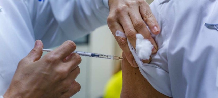 Nas próximas duas semanas, o município vacina pessoas de 42 a 37 anos