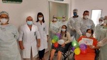 Médicos, enfermeiros e pessoal administrativo seguem aplaudindo todos os pacientes que vencem a doença Divulgação